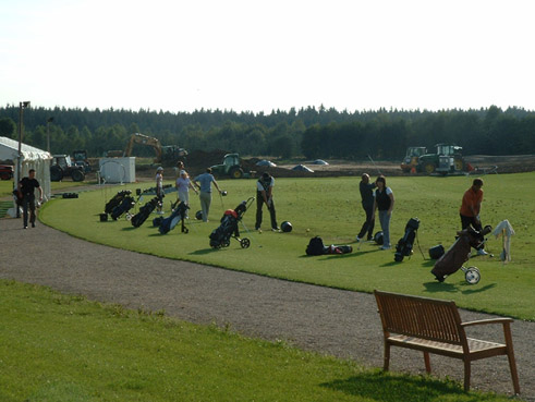 Gegenwärtig im Bau: die 9-Loch-Golfanlage in Brunnthal, südlich von München; die Driving Range mit über 100 Rasenabschlägen ist bereits eröffnet worden; der neue 9-Lochplatz 'Kirchstockach' wird im Frühjahr 2007 fertig sein.
