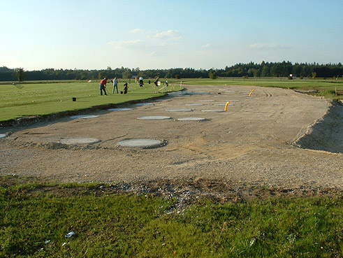 Gegenwärtig im Bau: die 9-Loch-Golfanlage in Brunnthal, südlich von München; die Driving Range mit über 100 Rasenabschlägen ist bereits eröffnet worden; der neue 9-Lochplatz 'Kirchstockach' wird im Frühjahr 2007 fertig sein.