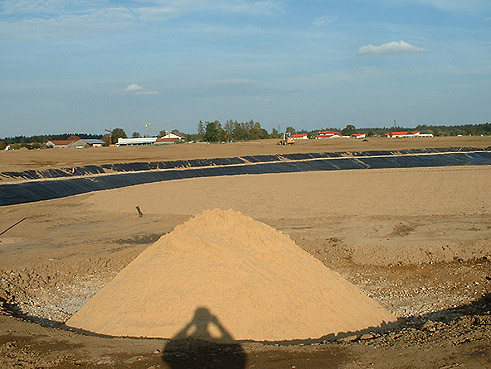 Gegenwärtig im Bau: die 9-Loch-Golfanlage in Brunnthal, südlich von München; die Driving Range mit über 100 Rasenabschlägen ist bereits eröffnet worden; der neue 9-Lochplatz 'Kirchstockach' wird im Frühjahr 2007 fertig sein.