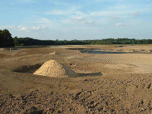 Gegenwärtig im Bau: die 9-Loch-Golfanlage in Brunnthal, südlich von München; die Driving Range mit über 100 Rasenabschlägen ist bereits eröffnet worden; der neue 9-Lochplatz 'Kirchstockach' wird im Frühjahr 2007 fertig sein.
