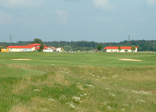 Gegenwärtig im Bau: die 9-Loch-Golfanlage in Brunnthal, südlich von München; die Driving Range mit über 100 Rasenabschlägen ist bereits eröffnet worden; der neue 9-Lochplatz 'Kirchstockach' wird im Frühjahr 2007 fertig sein.
