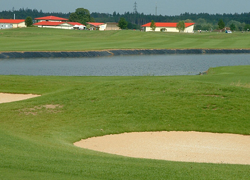 Gegenwärtig im Bau: die 9-Loch-Golfanlage in Brunnthal, südlich von München; die Driving Range mit über 100 Rasenabschlägen ist bereits eröffnet worden; der neue 9-Lochplatz 'Kirchstockach' wird im Frühjahr 2007 fertig sein.