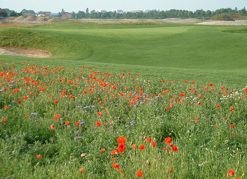 Gegenwärtig im Bau: die 9-Loch-Golfanlage in München-Germering, westlich von München; die Driving Range mit Rasenabschlägen ist bereits eröffnet worden; 3 Bahnen sind bereit zur Eröffnung; der gesamte neue 9-Lochplatz wird bald fertig sein.