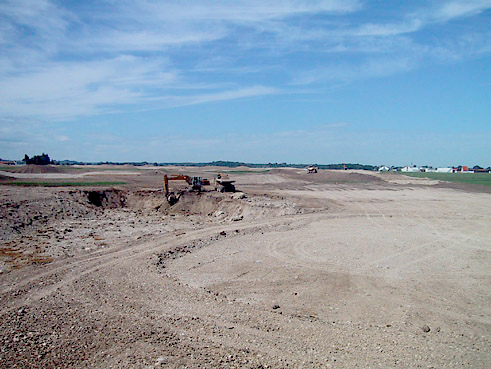 Gegenwärtig im Bau: die 36-Loch-Golfanlage in Golf Valley, bei Holzkirchen in Bayern; nur wenige Minuten Fahrt im Süden von München; gebaut mit dem Know How von GOLFPLATZBAU Brehmer + Kooistra GmbH.