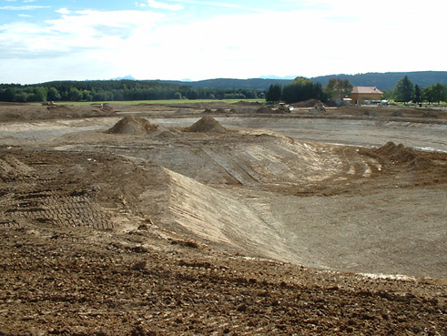 Gegenw&auml;rtig im Bau: die 36-Loch-Golfanlage in Golf Valley, bei Holzkirchen in Bayern; nur wenige Minuten Fahrt im S&uuml;den von M&uuml;nchen; gebaut mit dem Know How von GOLFPLATZBAU Brehmer + Kooistra GmbH.