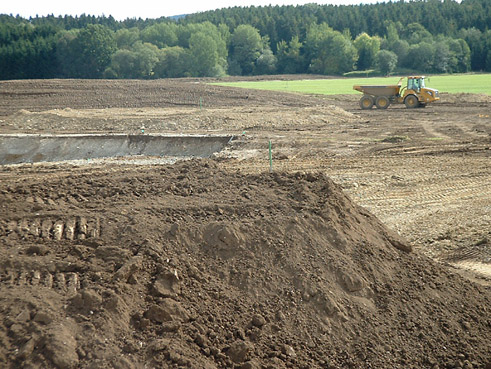 Gegenw&auml;rtig im Bau: die 36-Loch-Golfanlage in Golf Valley, bei Holzkirchen in Bayern; nur wenige Minuten Fahrt im S&uuml;den von M&uuml;nchen; gebaut mit dem Know How von GOLFPLATZBAU Brehmer + Kooistra GmbH.