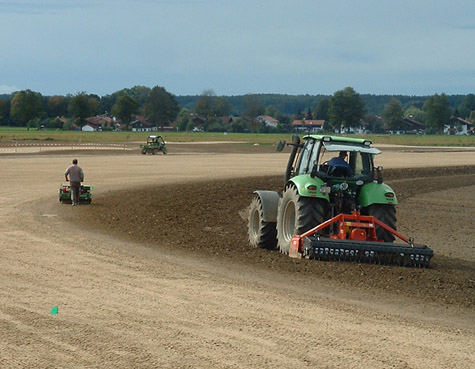 Gegenwärtig im Bau: die 36-Loch-Golfanlage in Golf Valley, bei Holzkirchen in Bayern; nur wenige Minuten Fahrt im Süden von München; gebaut mit dem Know How von GOLFPLATZBAU Brehmer + Kooistra GmbH.