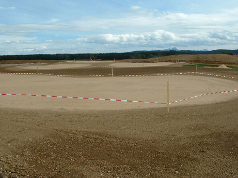 Gegenwärtig im Bau: die 36-Loch-Golfanlage in Golf Valley, bei Holzkirchen in Bayern; nur wenige Minuten Fahrt im Süden von München; gebaut mit dem Know How von GOLFPLATZBAU Brehmer + Kooistra GmbH.