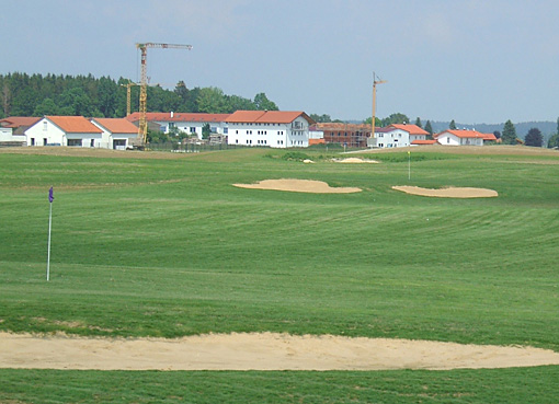 Gegenwärtig im Bau: die 36-Loch-Golfanlage in Golf Valley, bei Holzkirchen in Bayern; nur wenige Minuten Fahrt im Süden von München; gebaut mit dem Know How von GOLFPLATZBAU Brehmer + Kooistra GmbH.