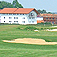 klicken zum Vergrößern - Die Driving Range hält Zielgrüns mit Bunkern für optimales Training bereit. 