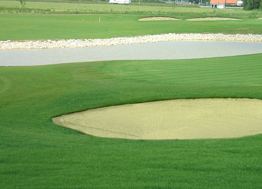 Gegenwärtig im Bau: die 36-Loch-Golfanlage in Golf Valley, bei Holzkirchen in Bayern; nur wenige Minuten Fahrt im Süden von München; gebaut mit dem Know How von GOLFPLATZBAU Brehmer + Kooistra GmbH.