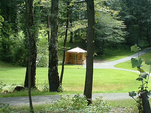Der Hamburger Land- und Golf-Club Hittfeld e.V. konnte im Sommer 2005 nach einjähriger Umbauzeit wieder zum Spiel eröffnet werden ... und ca. 60.000 Kubikmeter Erde hatten in nur 2 Monaten dabei ihren Platz gewechselt ...