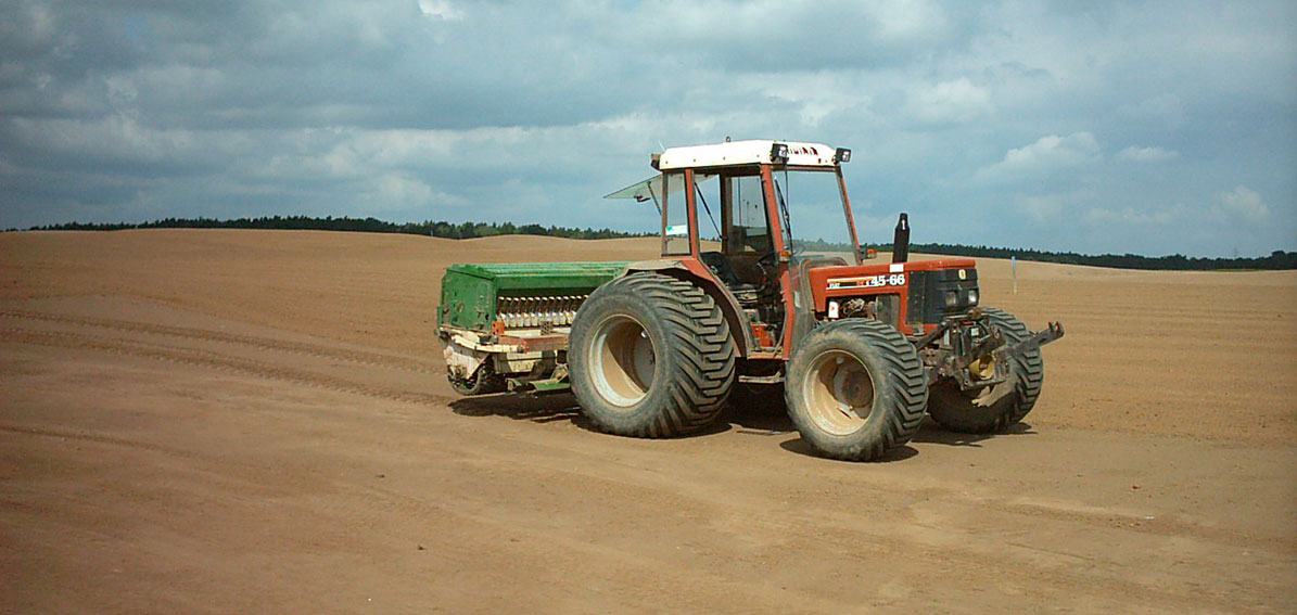 Neueste GPS-Technik und bestes Maschinenmaterial sind bei uns Voraussetzung f&uuml;r gelungene Baukonstruktionen: z.B. in Golfpark Gut Deinster M&uuml;hle - 18-Loch-Anlage mit Golfschule, Driving Range und Kurzloch-Anlage - ausgef&uuml;hrt von GOLFPLATZBAU Brehmer + Kooistra GmbH