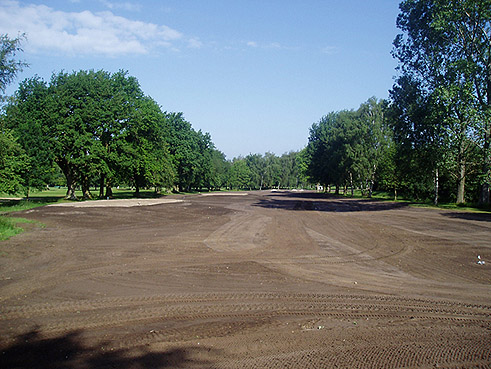Gegenwärtig im Bau: die 27-Loch-Golfanlage in Hamburg - der Golf Club Auf der Wendlohe baut die ersten 18 bestehenden Bahnen um (A- und B-Platz) - GOLFPLATZBAU Brehmer + Kooistra GmbH bietet erneut Baumaßnahmen auf hohem Niveau, während der Spielbetrieb auf immer 18 Bahnen zeitgleich ermöglicht wird.