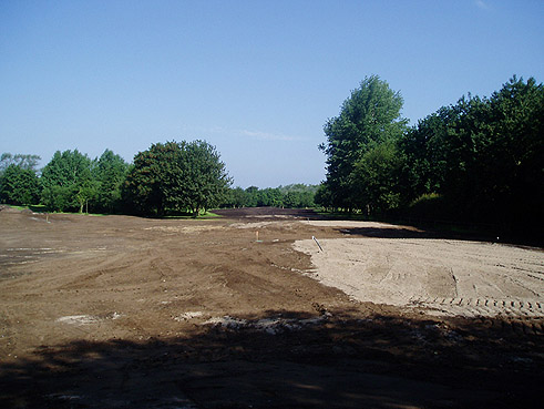 Gegenwärtig im Bau: die 27-Loch-Golfanlage in Hamburg - der Golf Club Auf der Wendlohe baut die ersten 18 bestehenden Bahnen um (A- und B-Platz) - GOLFPLATZBAU Brehmer + Kooistra GmbH bietet erneut Baumaßnahmen auf hohem Niveau, während der Spielbetrieb auf immer 18 Bahnen zeitgleich ermöglicht wird.