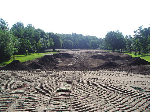 Gegenwärtig im Bau: die 27-Loch-Golfanlage in Hamburg - der Golf Club Auf der Wendlohe baut die ersten 18 bestehenden Bahnen um (A- und B-Platz) - GOLFPLATZBAU Brehmer + Kooistra GmbH bietet erneut Baumaßnahmen auf hohem Niveau, während der Spielbetrieb auf immer 18 Bahnen zeitgleich ermöglicht wird.